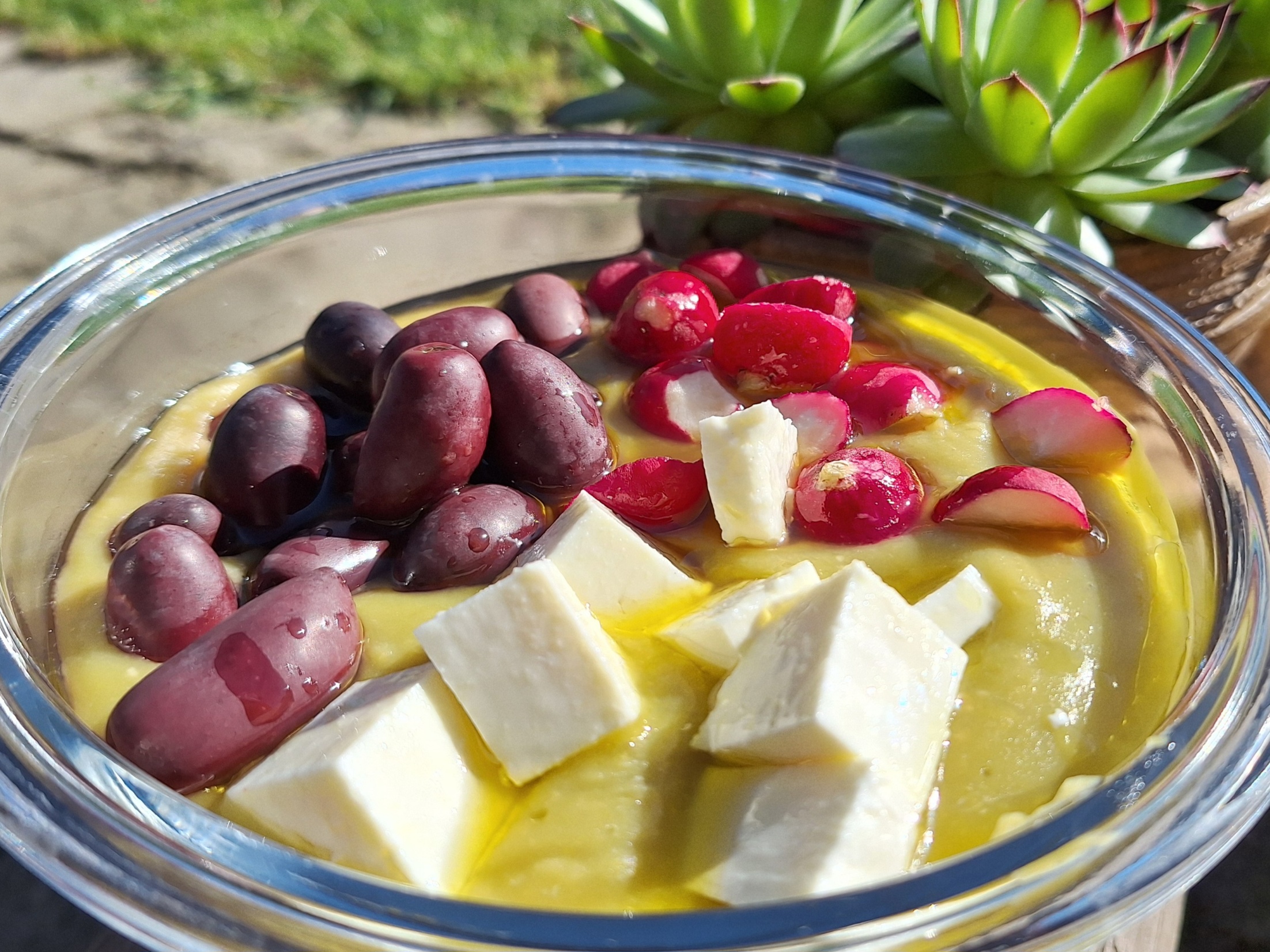 Hrachová kaše BIO, olivy Kalamata, BIO čerstvý ovčí sýr, ředkvičky